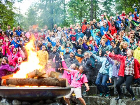 Scouts alrededor de una hoguera