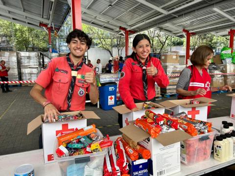 Mexican Scouts organising supplies and collaborating with Mexican Red Cross