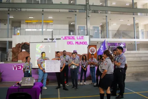 Scouts of Panama presenting their ideas 