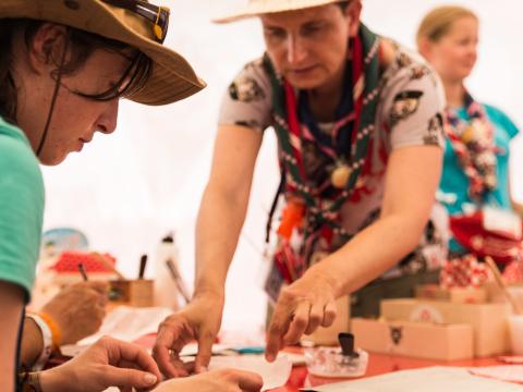 Adulto voluntario ayudando a un joven scout