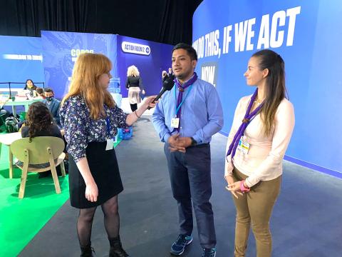 Les Scouts Grecia et Kazi parlent avec un journaliste pendant la COP26.