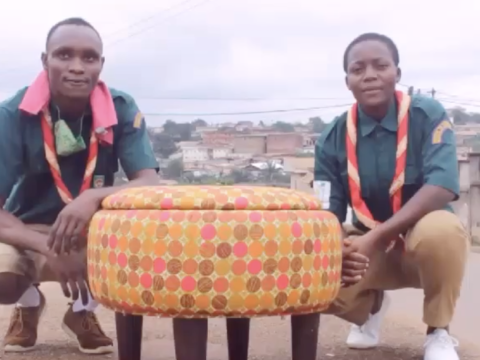Des Scouts camerounais transforment les déchets plastique en de nouveaux produits