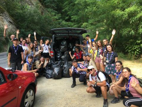 Des Scouts roumains ramassent des déchets