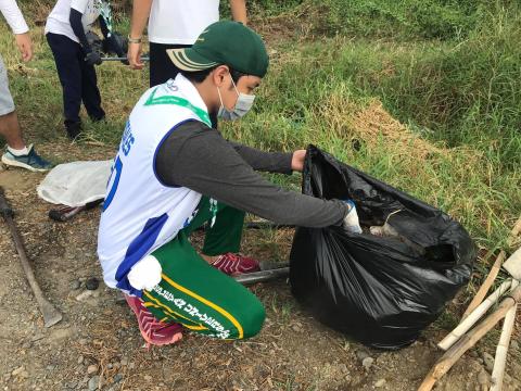 Des Routiers des Philippines ramassent des déchets plastiques