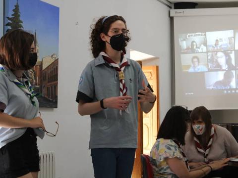 Enci fait une présentation à d'autres Scouts.