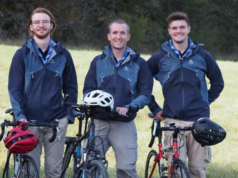 Pierre, Antonin et Florian debout à côté de leurs vélos.