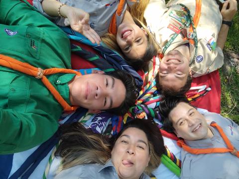 Des Scouts du programme des Scouts migrants au Chili ensemble sur le gazon.
