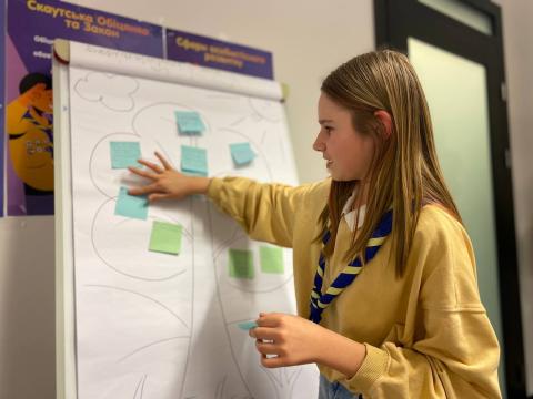 Anna, une responsable scoute ukrainienne, prépare un jeu pour les initier aux concepts et aux valeurs du Scoutisme.