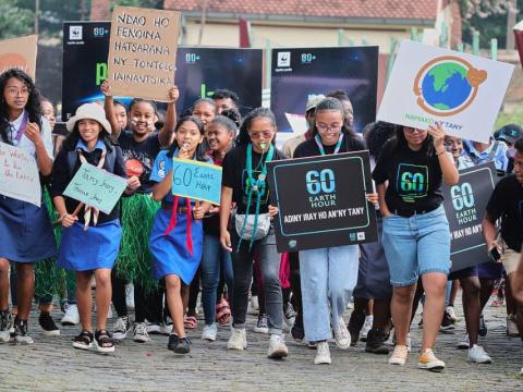 Des Scouts commémorent l'Heure pour la planète en Afrique