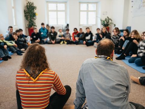 Un groupe assis en cercle.