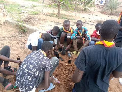 Des Scouts sénégalais plantent des arbres pour leur communauté