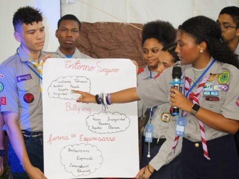 Scouts de Panamá exponiendo sobre A Salvo del Peligro