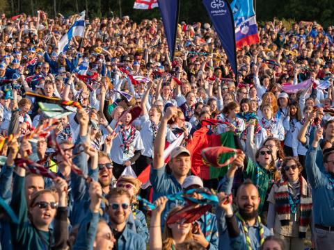 Una multitud de Scouts en el Roverway 2024.