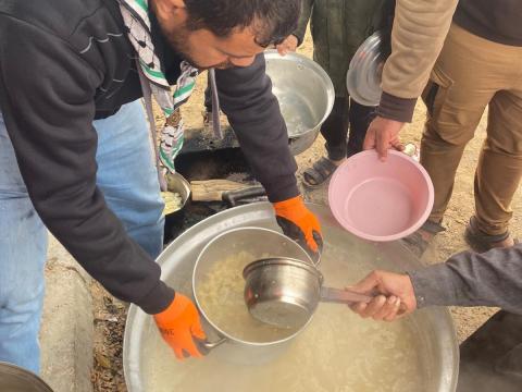 Des Scouts distribuent de la nourriture aux Palestiniens