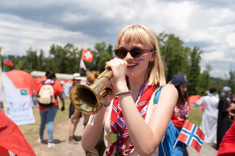 Norwegian Scout tries to play trumpet, World Scout Jamboree 2019