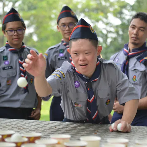 Des Scouts lancent des balles de tennis de table